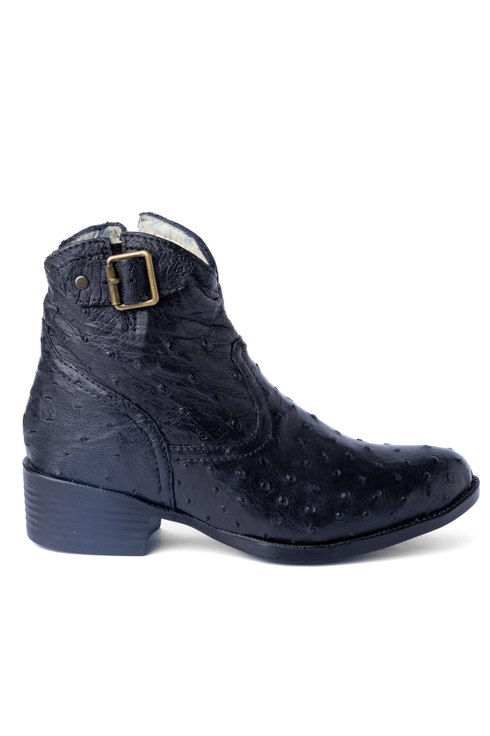 Botina feminina Strut em couro de avestruz cheio preta, lateral externa com fivela em metal envelhecido