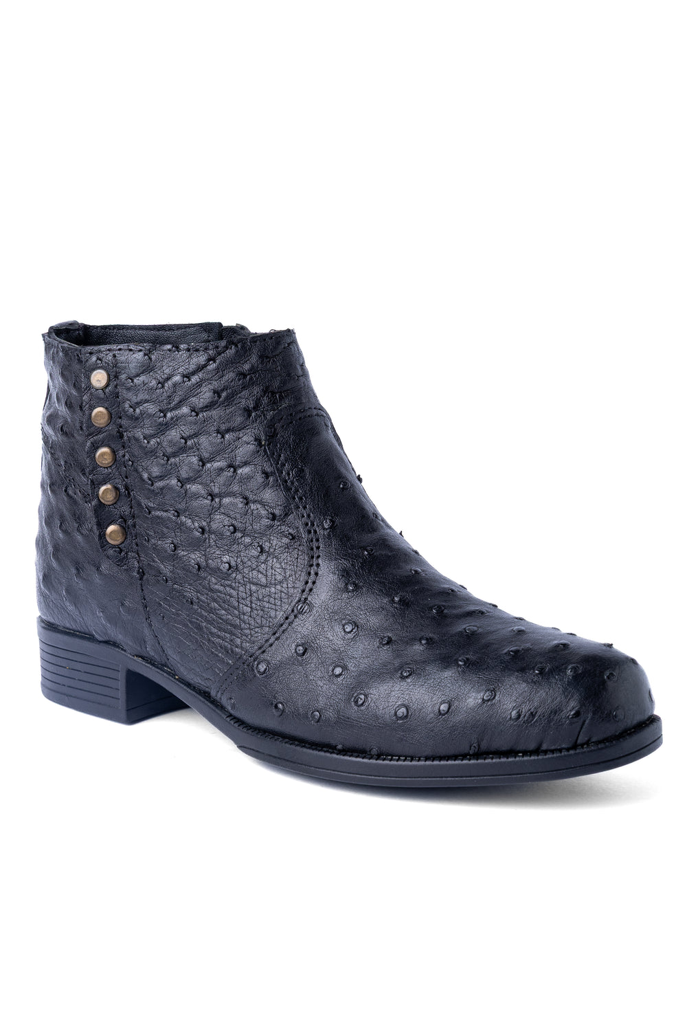 Botina feminina Strut em couro de avestruz cheio preta, lateral externa com tachas em metal envelhecido