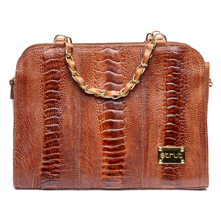 Bolsa social transversal Strut em couro de canela de avestruz caramelo com alça de corrente dourada