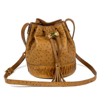 Bolsa Saco Mini em couro de avestruz Strut Chestnut DORO022, cor caramelo, alça ajustável e tassel.