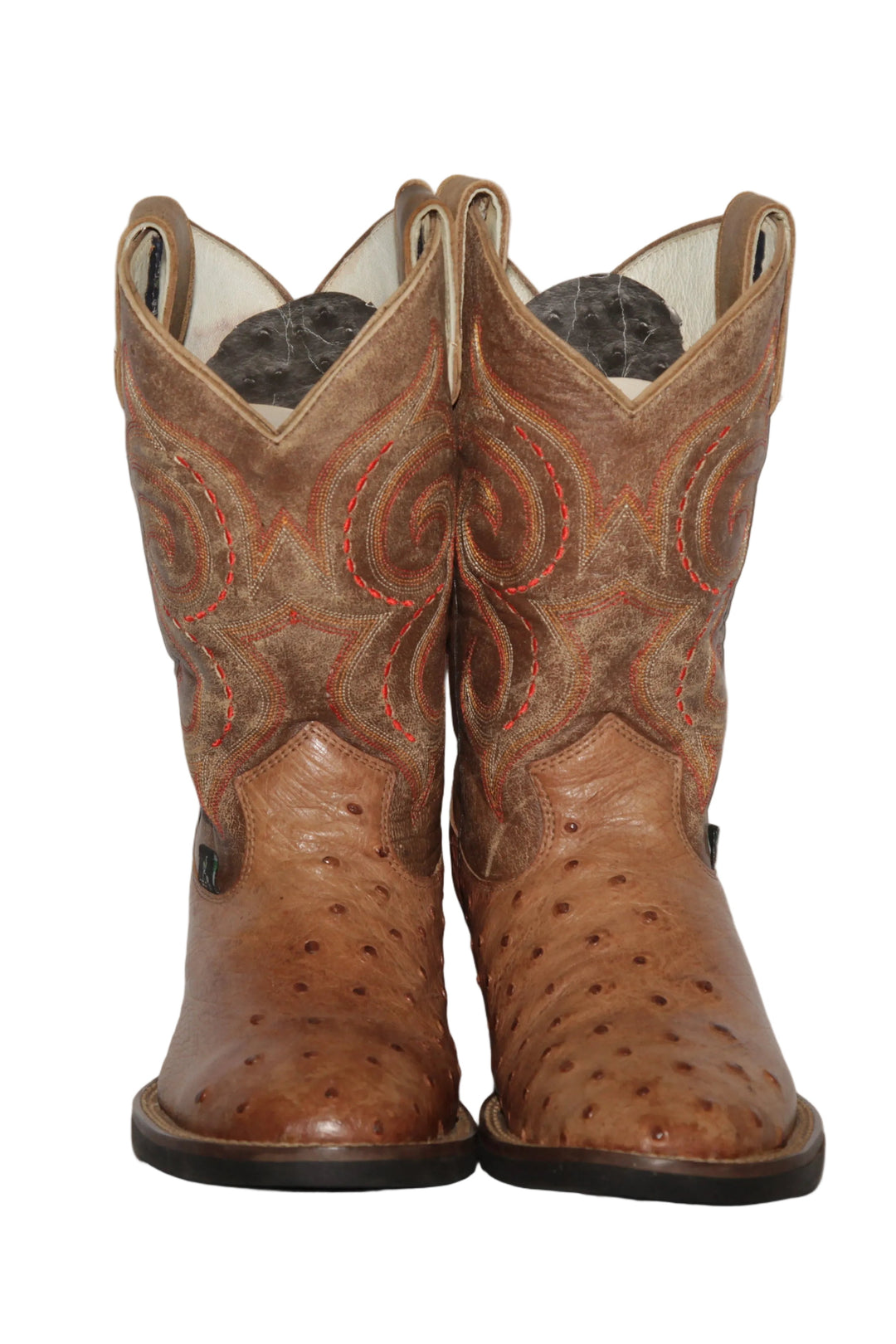 Bota Masculina Strut em Couro de Avestruz Cheio Tabaco com Cano Caramelo Bordado vista de frente