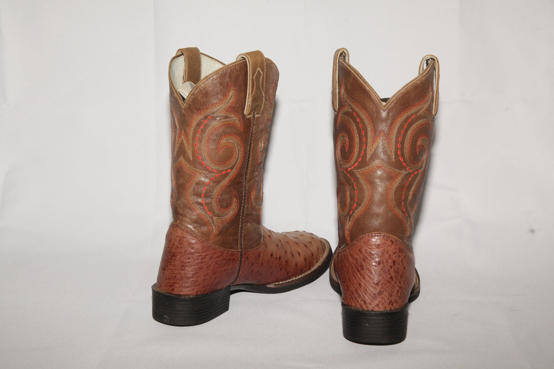 Bota Masculina Strut em Couro de Avestruz Cheio Tabaco com Cano Caramelo Bordado vista de costas