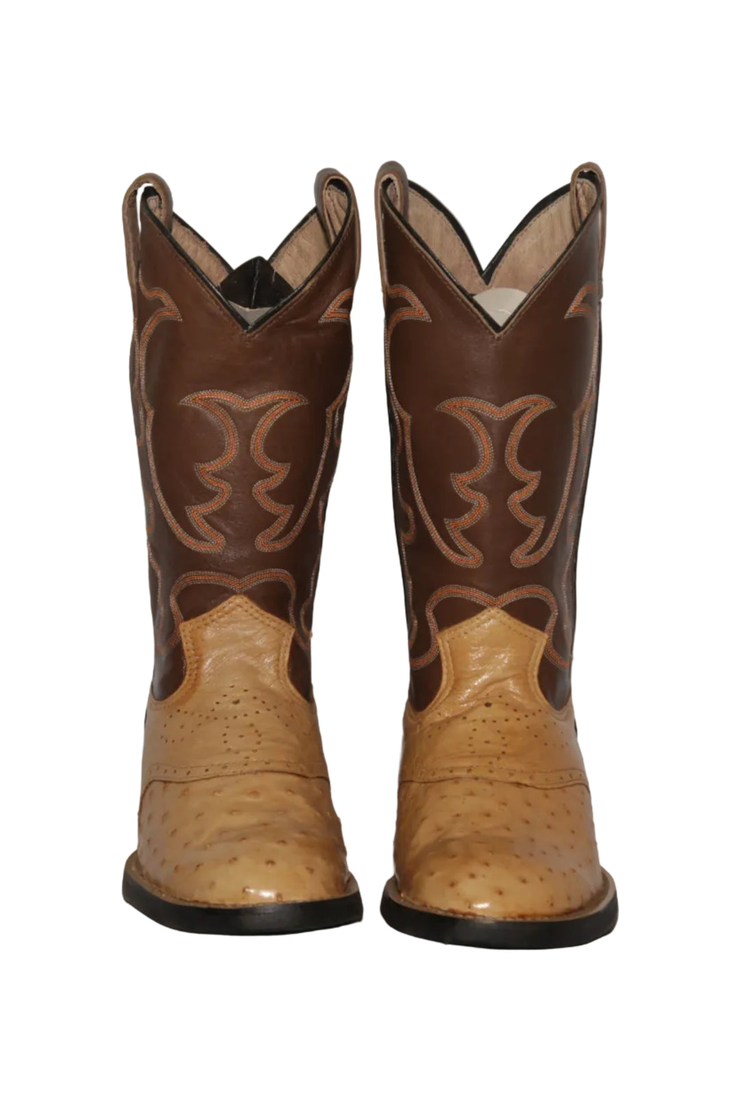 Bota Masculina Strut em Couro de Avestruz Cheio Chestnut com Cano Marrom Bordado vista de frente