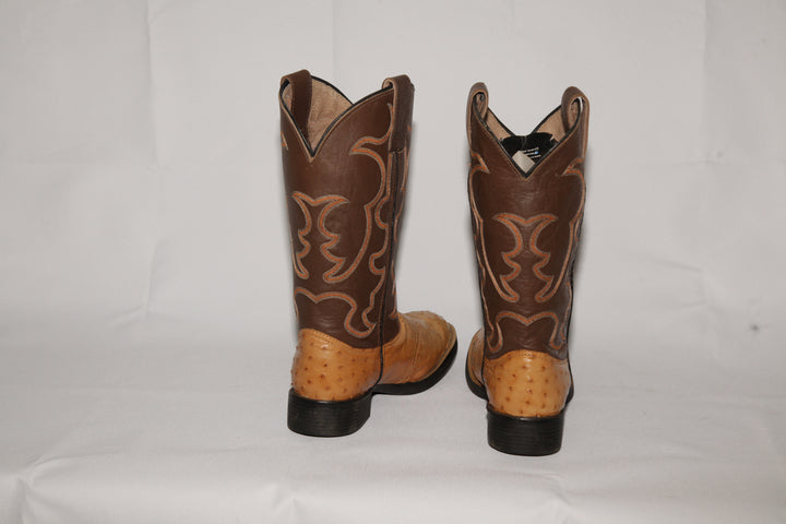 Bota Masculina Strut em Couro de Avestruz Cheio Chestnut com Cano Marrom Bordado vista de costas
