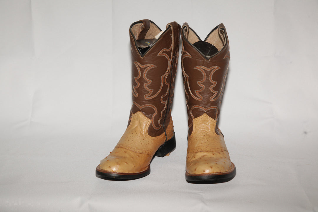 Bota Masculina Strut em Couro de Avestruz Cheio Chestnut com Cano Marrom Bordado vista em três quartos