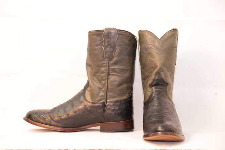 Bota Roper Strut em Couro de Avestruz Cheio Preto com Solado em Couro e Cano Cinza-oliva liso vista em três quartos