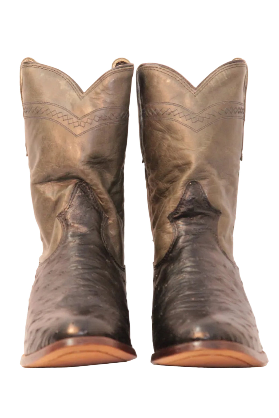 Bota Roper Strut em Couro de Avestruz Cheio Preto com Solado em Couro e Cano Cinza-oliva liso vista de frente