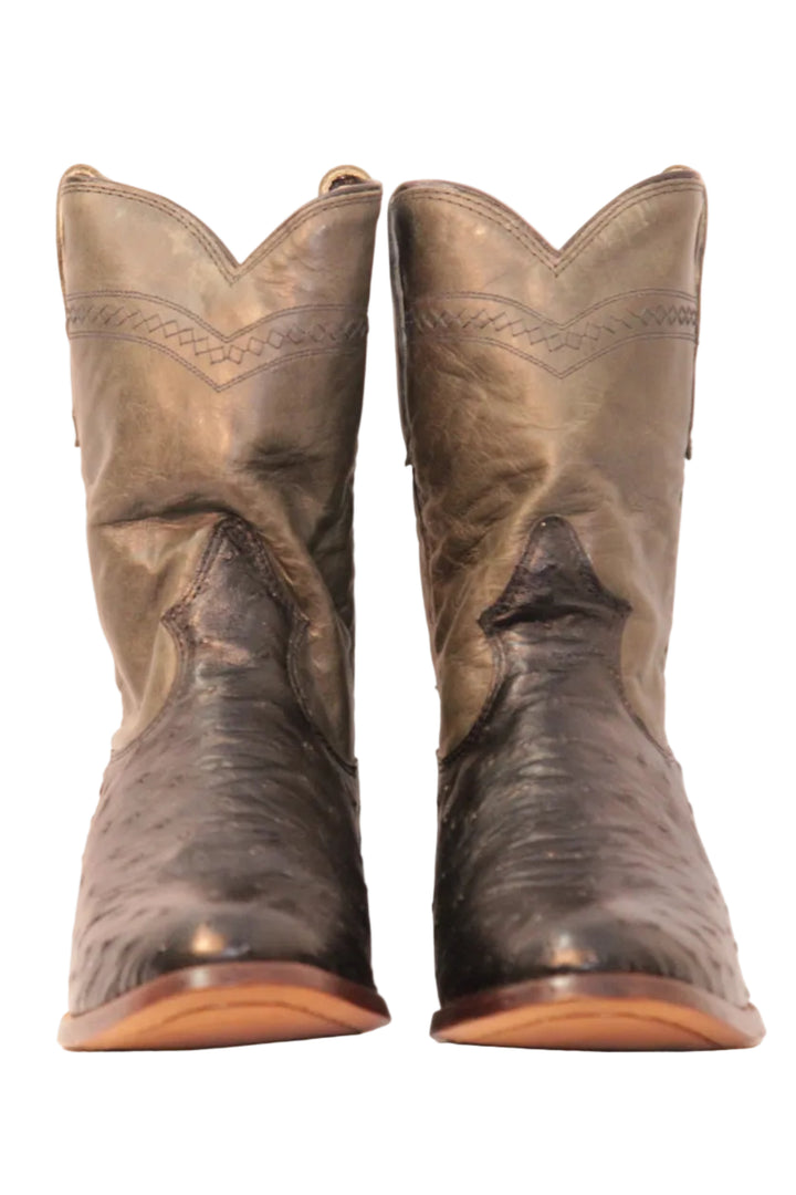Bota Roper Strut em Couro de Avestruz Cheio Preto com Solado em Couro e Cano Cinza-oliva liso vista de frente