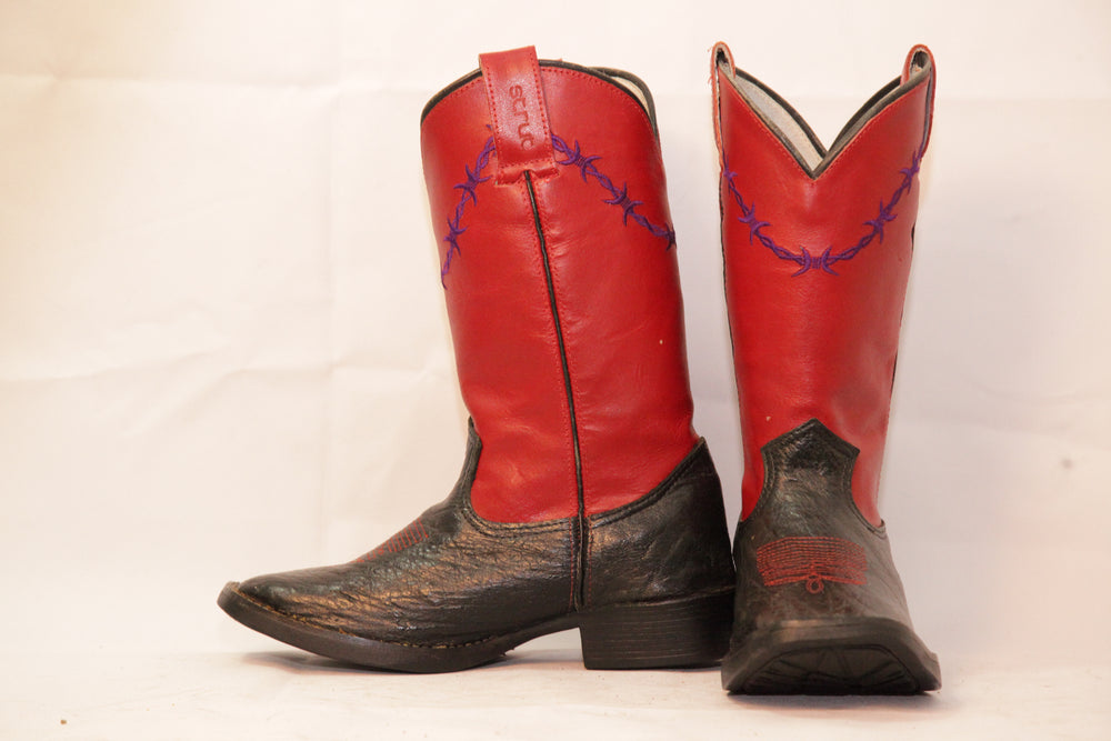 Bota Masculina Strut em Couro de Avestruz Liso Preto com Cano Vermelho Bordado vista em três quartos