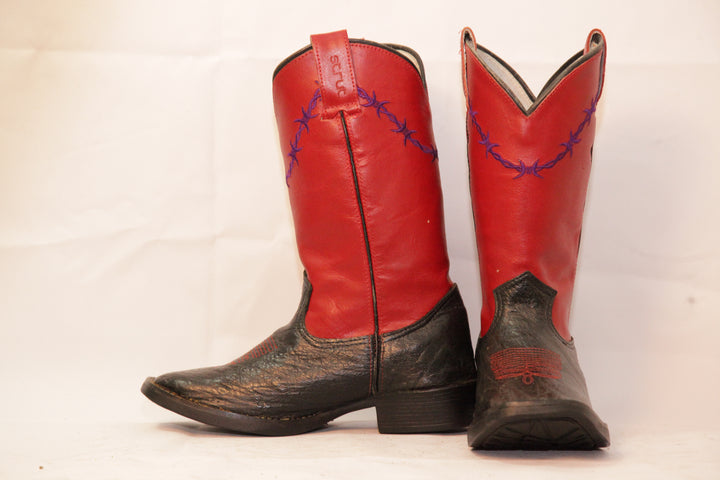 Bota Masculina Strut em Couro de Avestruz Liso Preto com Cano Vermelho Bordado vista em três quartos
