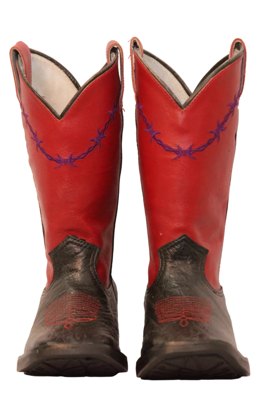 Bota Masculina Strut em Couro de Avestruz Liso Preto com Cano Vermelho Bordado vista de frente