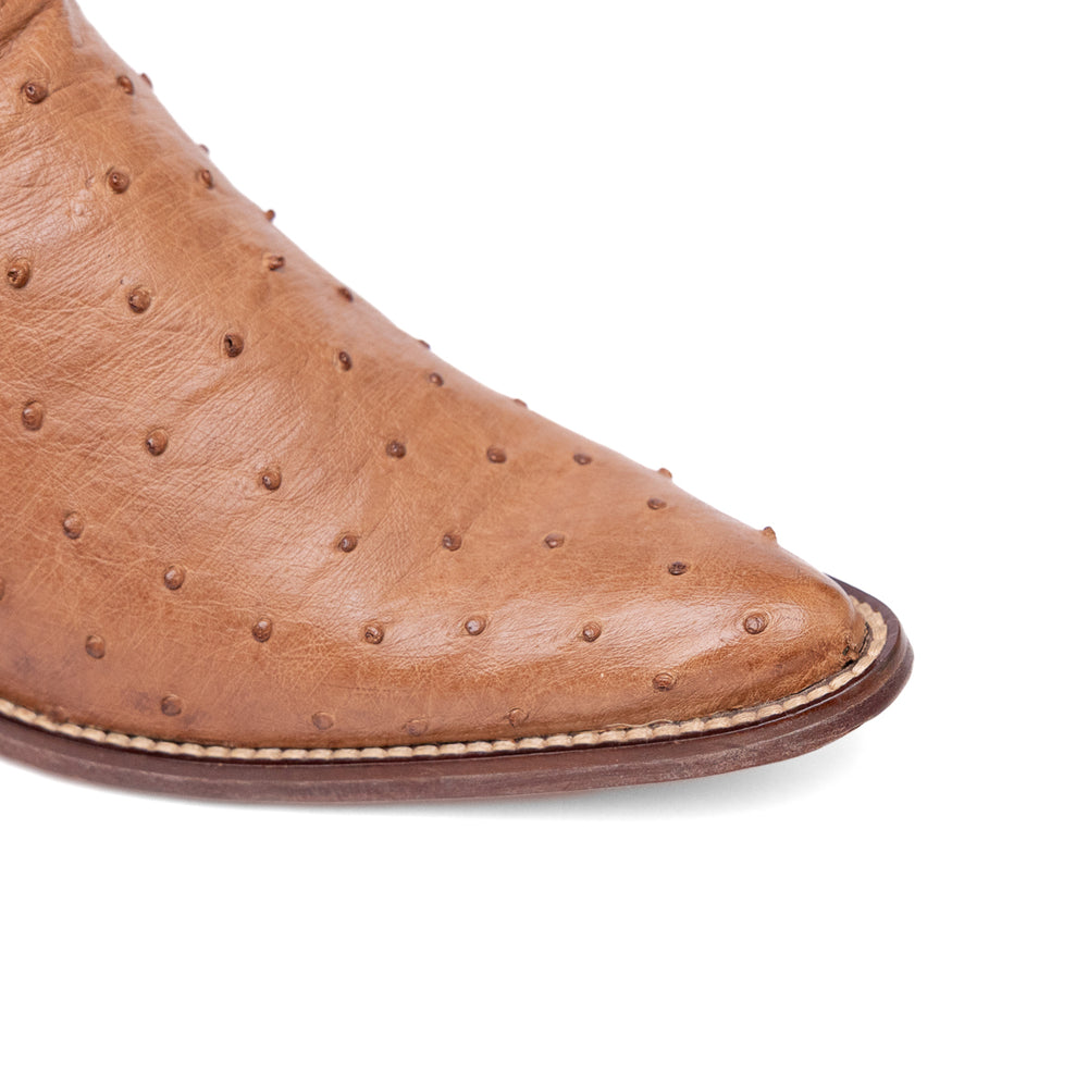 Detalhe do bico fino da bota masculina strut em couro de avestruz cheio tabaco bico fino com cano azul turquesa bordado