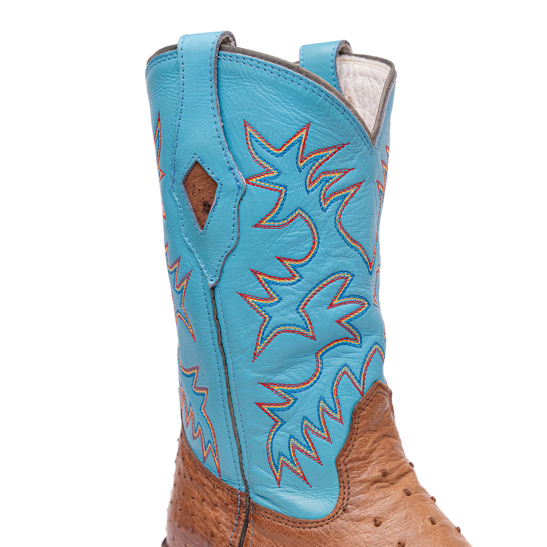 Detalhe do cano da bota masculina strut em couro de avestruz cheio tabaco bico fino com cano azul turquesa bordado
