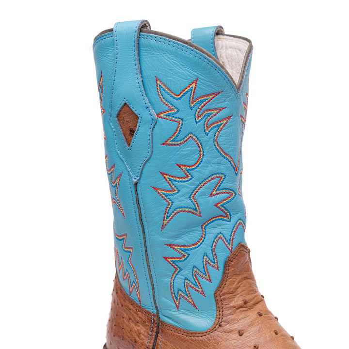 Detalhe do cano da bota masculina strut em couro de avestruz cheio tabaco bico fino com cano azul turquesa bordado