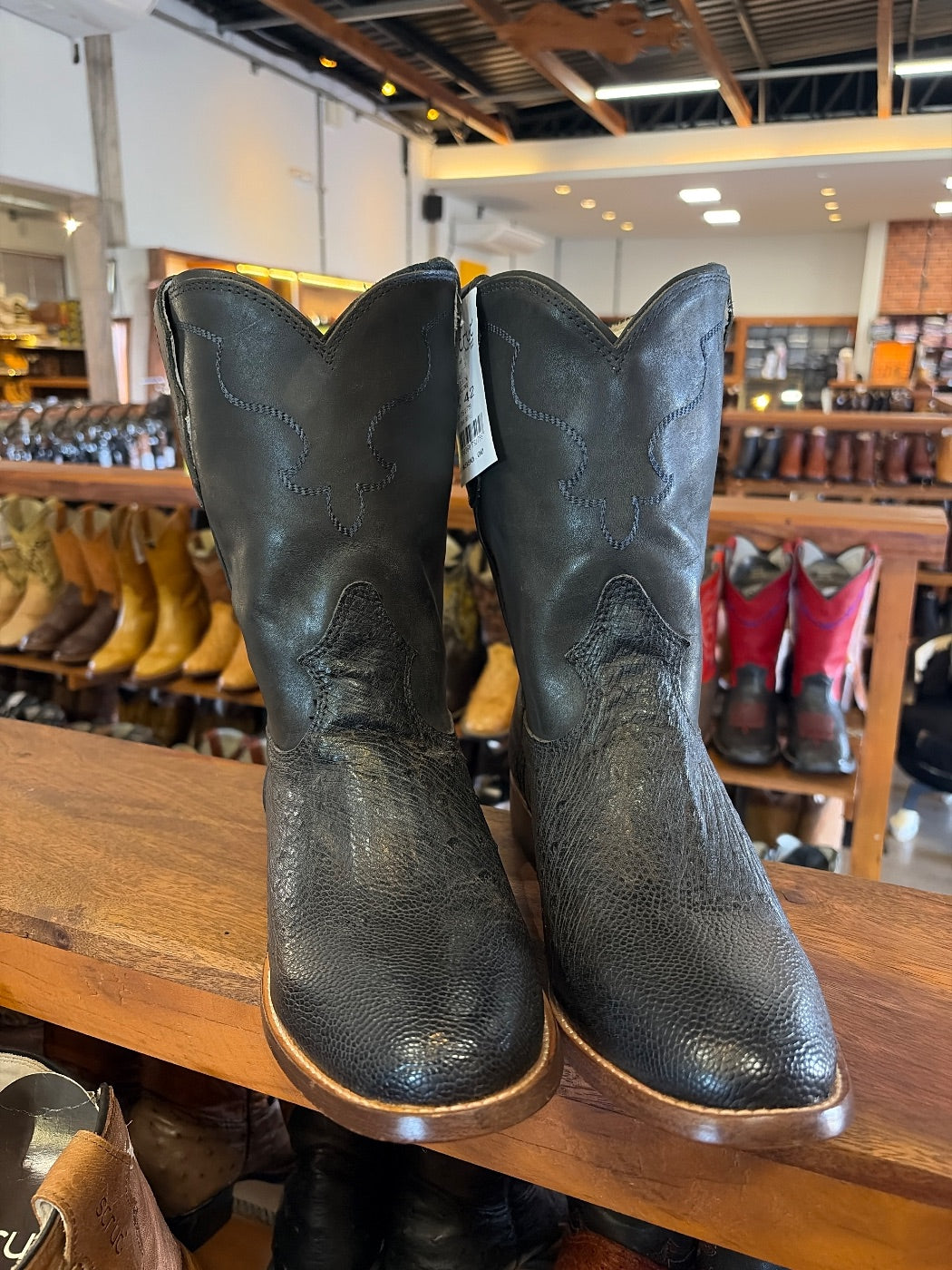 Bota Roper Strut em Couro de Avestruz Liso Preto com Solado em Couro e Cano Preto liso (foto provisória da prateleira)