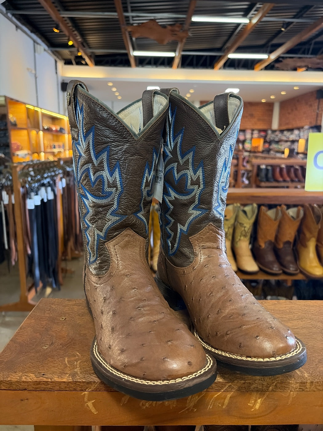 Bota Masculina Strut em Couro de Avestruz Cheio Tabaco com Cano Marrom-escuro Bordado (foto provisória da prateleira)
