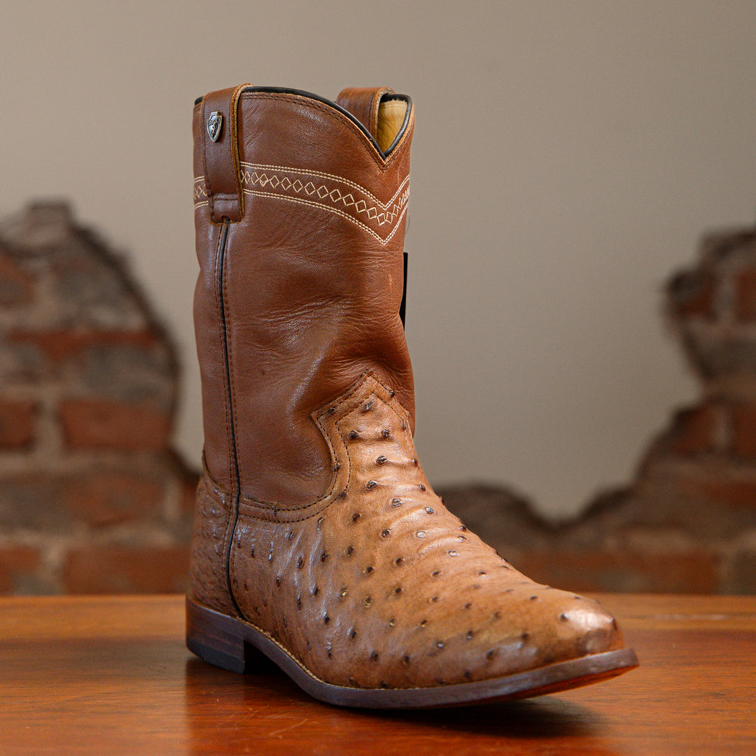 Bota Roper Strut em Couro de Avestruz Cheio Chestnut com Solado em Couro e Cano Marrom vista em três quartos