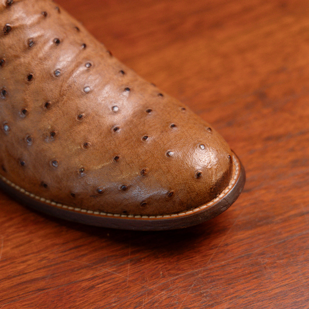 Detalhe do bico redondo da bota roper strut em couro de avestruz cheio chestnut com solado em couro e cano marrom