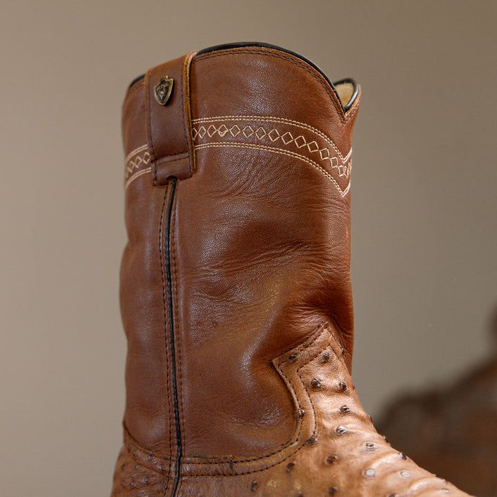 Detalhe do cano da bota roper strut em couro de avestruz cheio chestnut com solado em couro e cano marrom