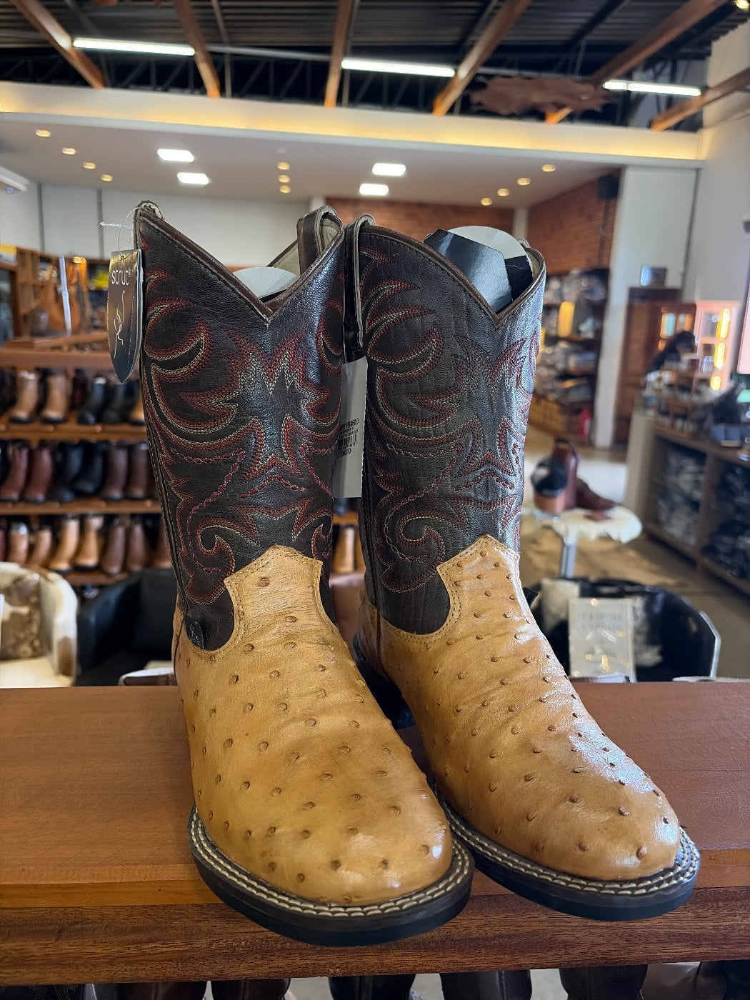 Bota Masculina Strut em Couro de Avestruz Cheio Chestnut com Cano Marrom-escuro Bordado Vermelho e Bege (foto provisória da prateleira)