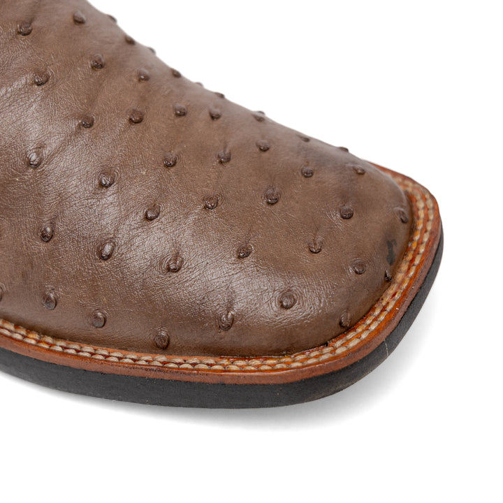 Detalhe do bico quadrado da bota masculina strut em couro de avestruz cheio tabaco com cano laranja bordado