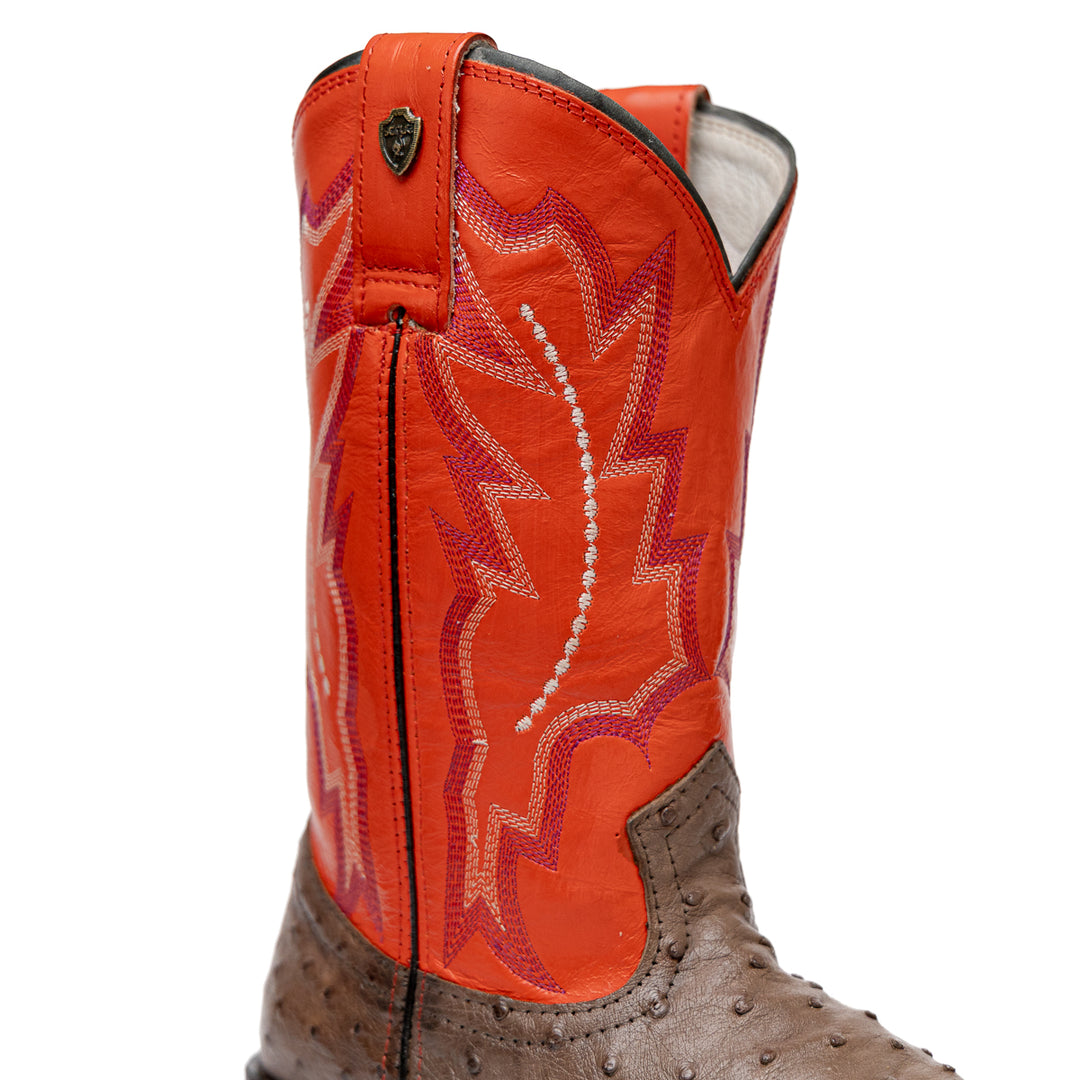 Detalhe do cano da bota masculina strut em couro de avestruz cheio tabaco com cano laranja bordado