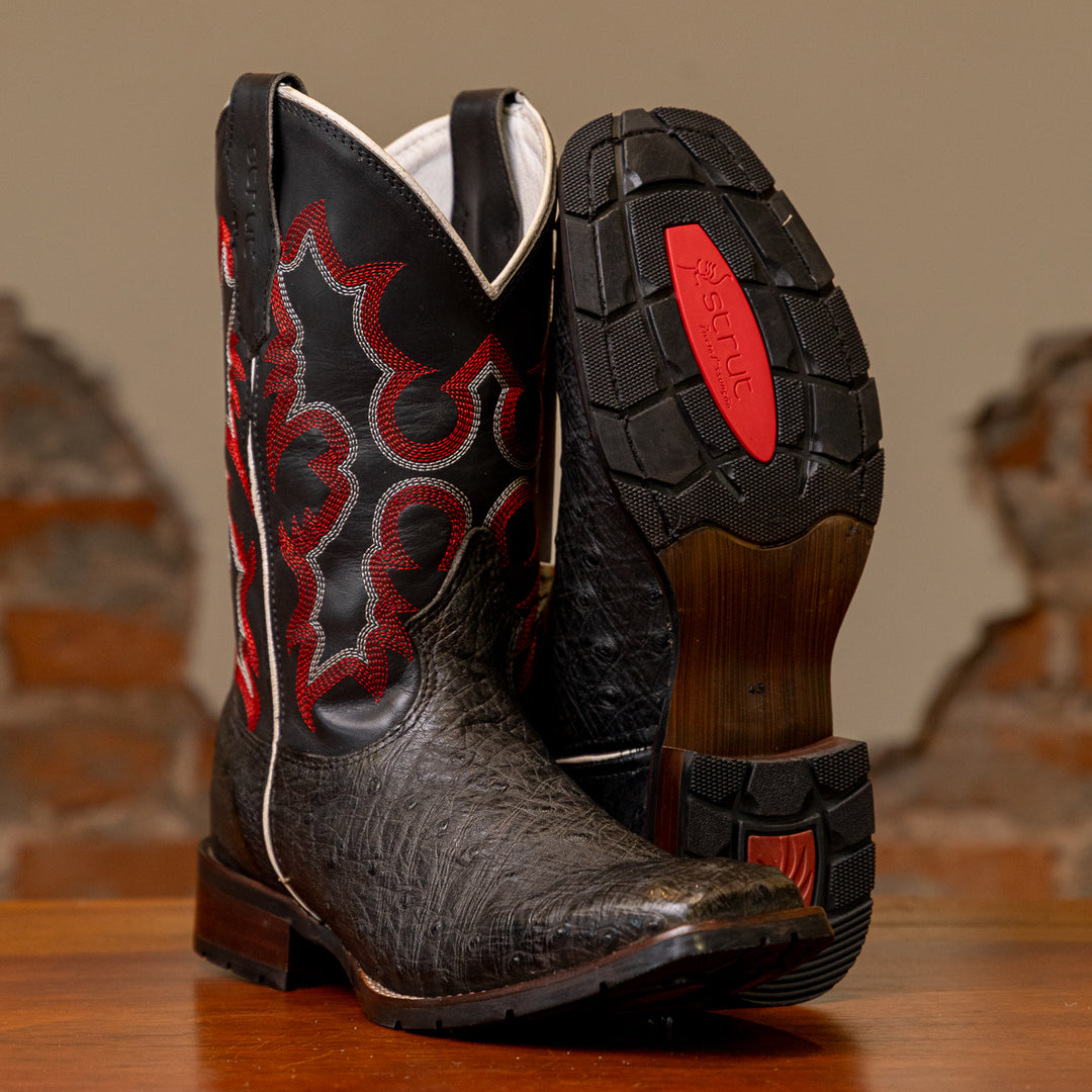 Bota Masculina Strut em Couro de Avestruz Cheio Preto com Cano Preto Bordado Vermelho e Branco vista em três quartos