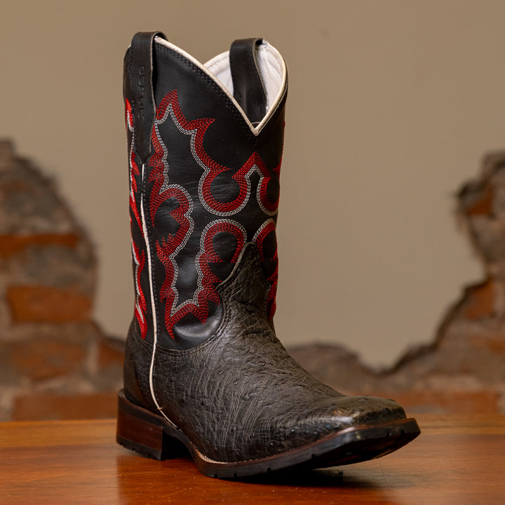 Bota Masculina Strut em Couro de Avestruz Cheio Preto com Cano Preto Bordado Vermelho e Branco vista de frente