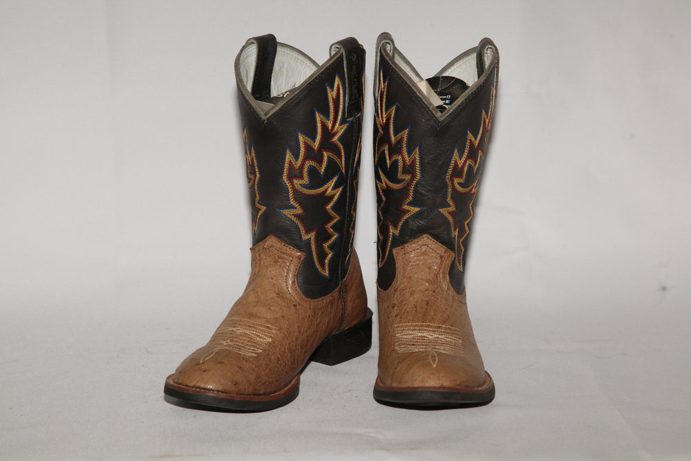 Bota Masculina Strut em Couro de Avestruz Liso Tabaco com Cano Preto Bordado vista em três quartos