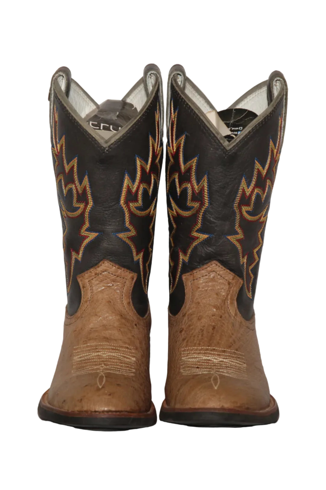 Bota Masculina Strut em Couro de Avestruz Liso Tabaco com Cano Preto Bordado vista de frente