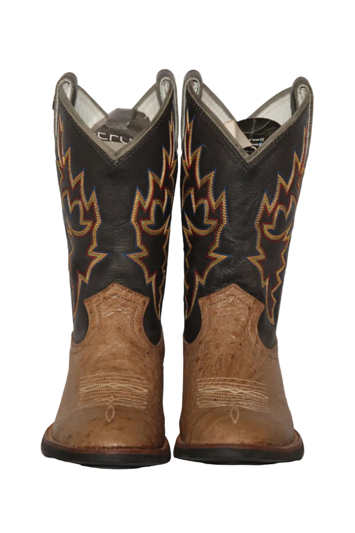 Bota Masculina Strut em Couro de Avestruz Liso Tabaco com Cano Preto Bordado vista de frente