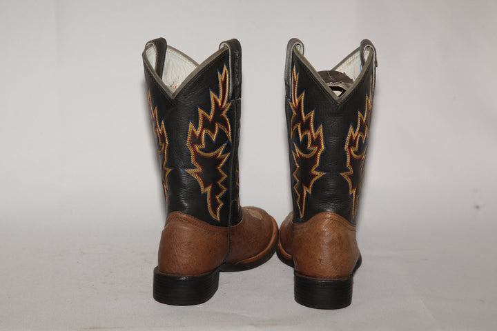 Bota Masculina Strut em Couro de Avestruz Liso Tabaco com Cano Preto Bordado vista de costas