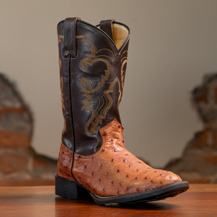 Bota Masculina Strut em Couro de Avestruz Cheio Chestnut com Cano Marrom-escuro Bordado Laranja e Bege vista em três quartos