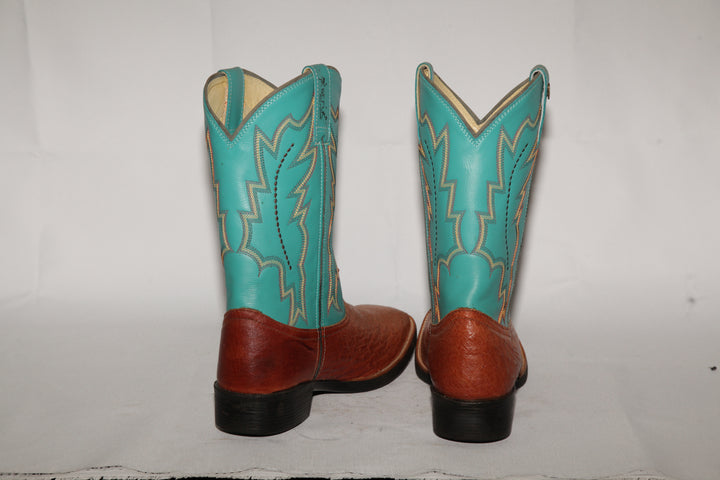 Bota Masculina Strut em Couro de Avestruz Liso Chestnut com Cano Azul Turquesa Bordado vista de costas