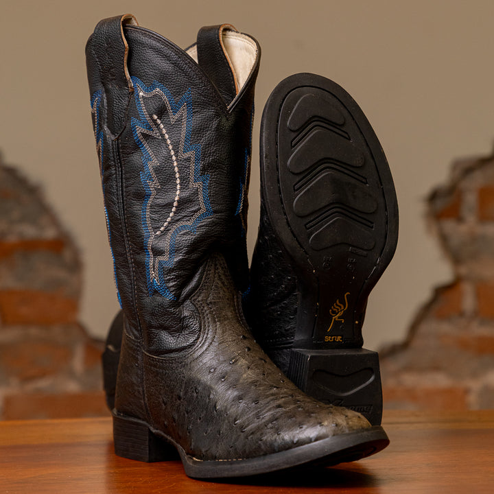 Bota Masculina Strut em Couro de Avestruz Cheio Preto com Cano Preto Bordado Azul vista em três quartos