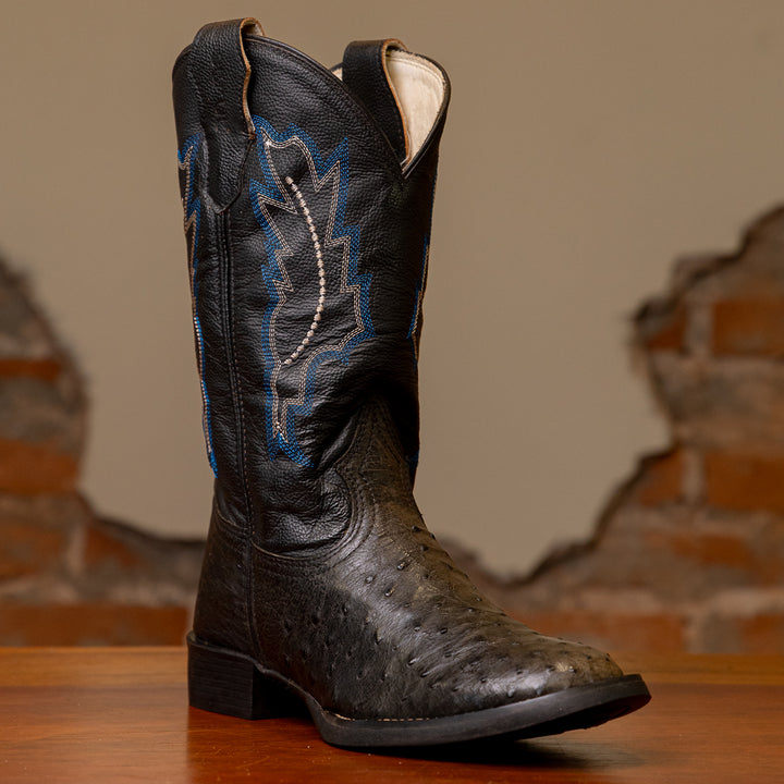 Bota Masculina Strut em Couro de Avestruz Cheio Preto com Cano Preto Bordado Azul vista de frente