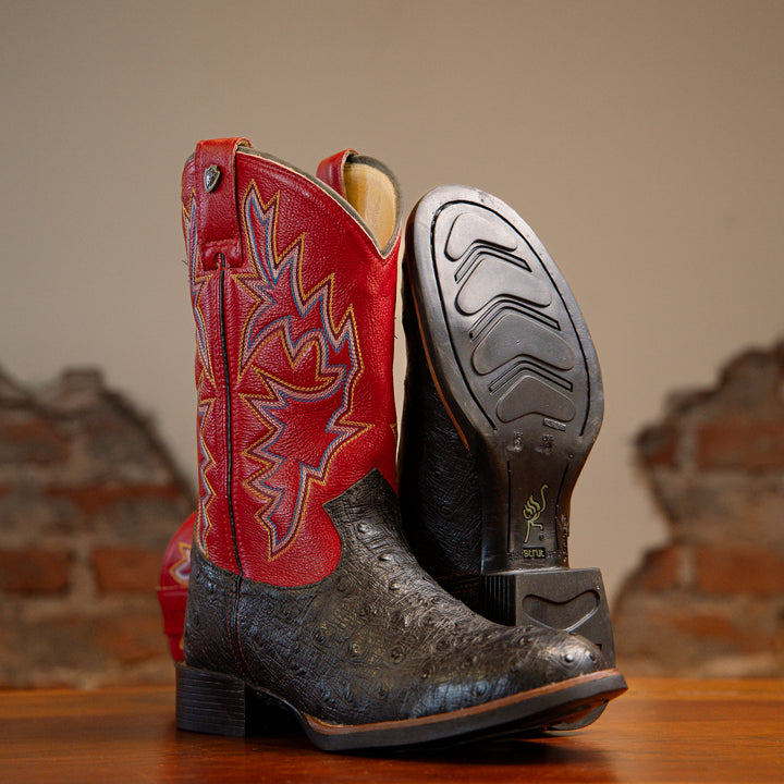 Bota Masculina Strut em Couro de Avestruz Cheio Preto com Cano Vermelho Bordado Azul e Amarelo vista em três quartos