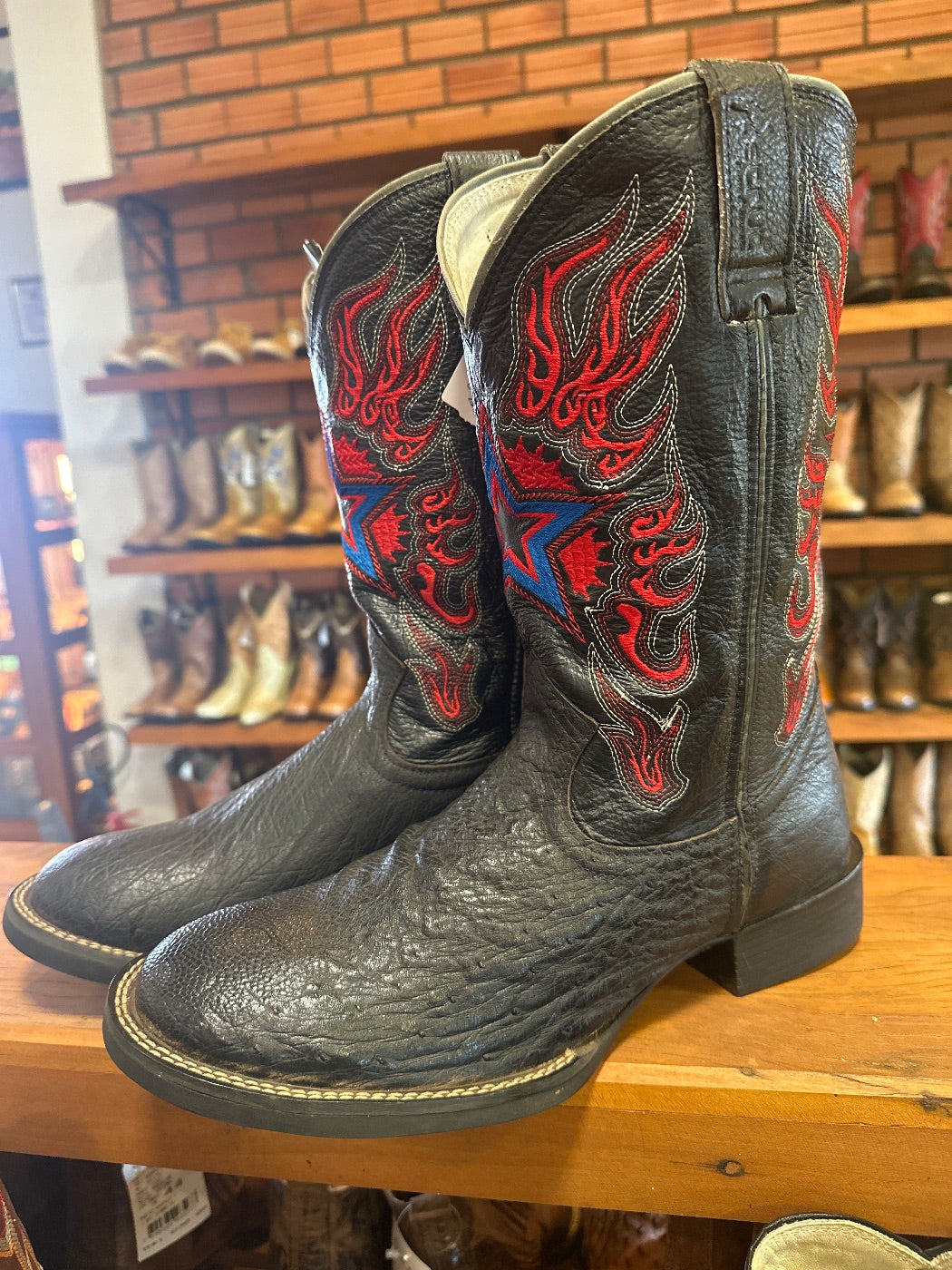 Bota Masculina Strut em Couro de Avestruz Liso Preto com Cano Preto Bordado Chamas Vermelhas e Estrela Azul (foto provisória da prateleira)