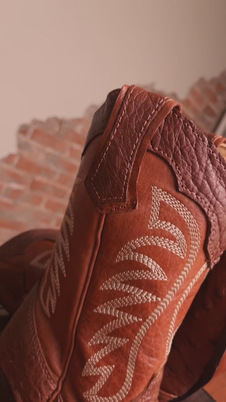 Bota Feminina Strut Em Couro De Avestruz Bico Fino Caramelo