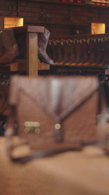 Ver vídeo de Bolsa Retrô em Couro de Avestruz Strut Tabaco