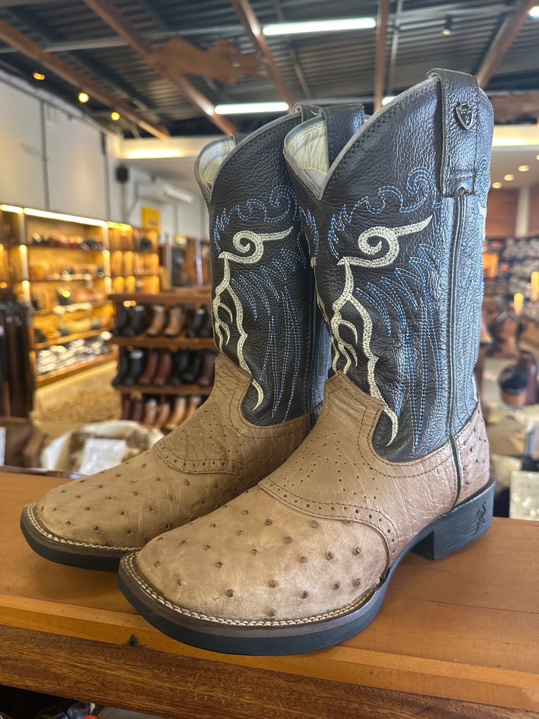 Bota Masculina Strut em Couro de Avestruz Cheio Tabaco com Cano Marrom-escuro Bordado Bege e Azul (foto provisória da prateleira)