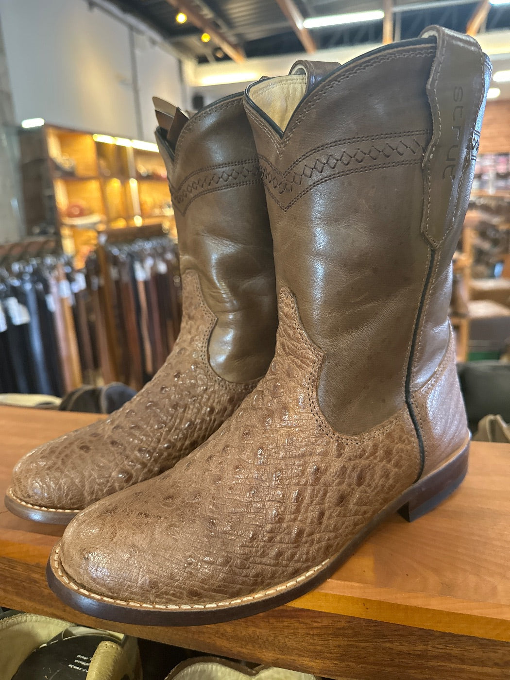 Bota Roper Strut em Couro de Avestruz Liso Tabaco com Solado em Couro e Cano Verde-oliva (foto provisória da prateleira)